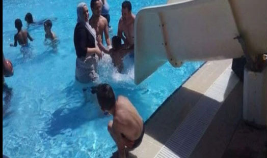 جنحال ورود یک زن محجبه مسلمان به استخر در اسپانیا (+عکس) جنحال ورود یک زن محجبه مسلمان به استخر در اسپانیا (+عکس)