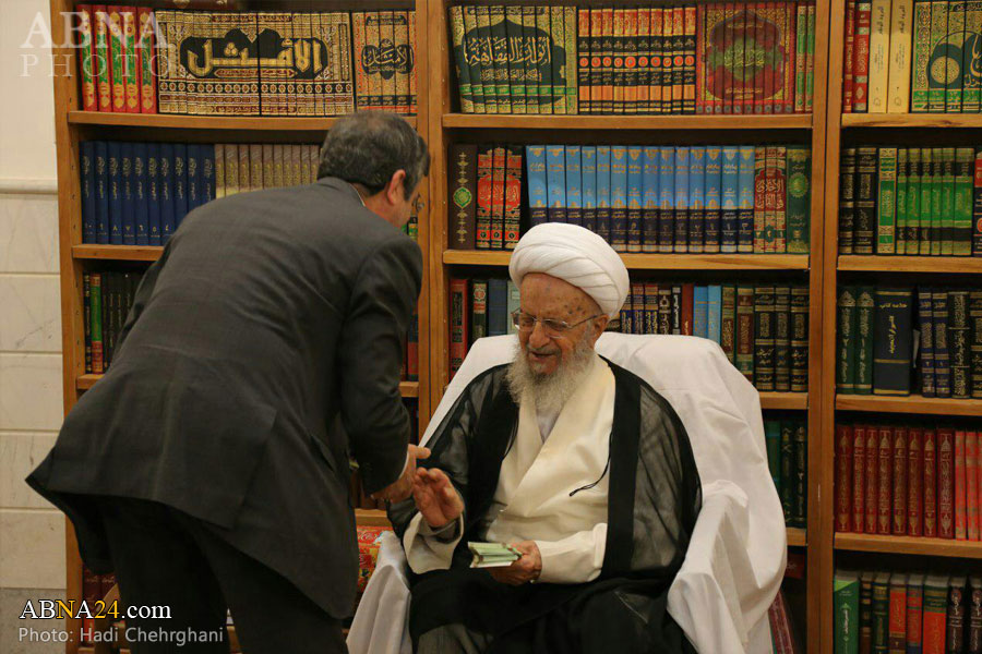 عیدی 20 هزار تومنی آیت الله مکارم شیرازی به شهردار قم (+عکس)