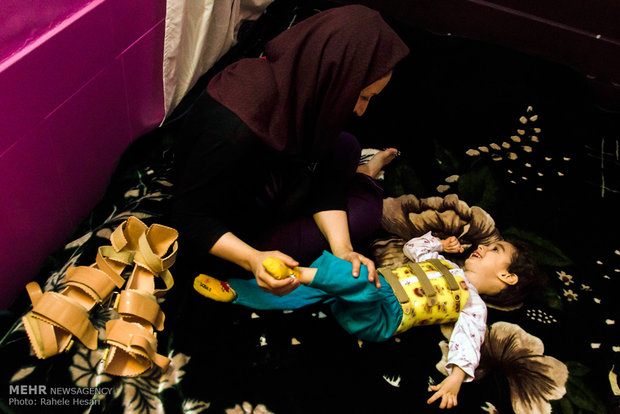 (تصاویر)-طاها، کودک مبتلا به بیماری نادر «اِس اِم اِی»