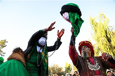 (تصاویر)-حرکت کاروان نمادین اسرای کربلا در قم