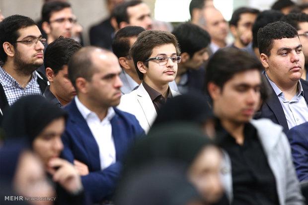 (تصاویر)-دیدار جمعی از استعدادهای برتر و نخبگان جوان کشور با رهبر انقلاب