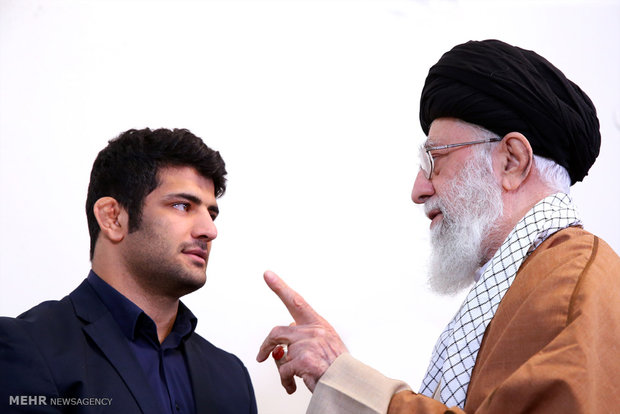 (تصاویر)-دیدار کشتی‌گیر سرافراز علیرضا کریمی با رهبر انقلاب