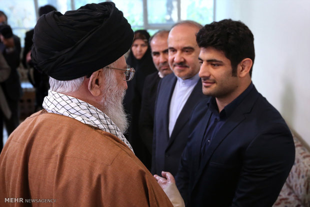 (تصاویر)-دیدار کشتی‌گیر سرافراز علیرضا کریمی با رهبر انقلاب