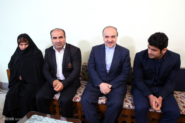 (تصاویر)-دیدار کشتی‌گیر سرافراز علیرضا کریمی با رهبر انقلاب