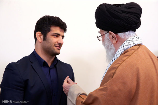 (تصاویر)-دیدار کشتی‌گیر سرافراز علیرضا کریمی با رهبر انقلاب