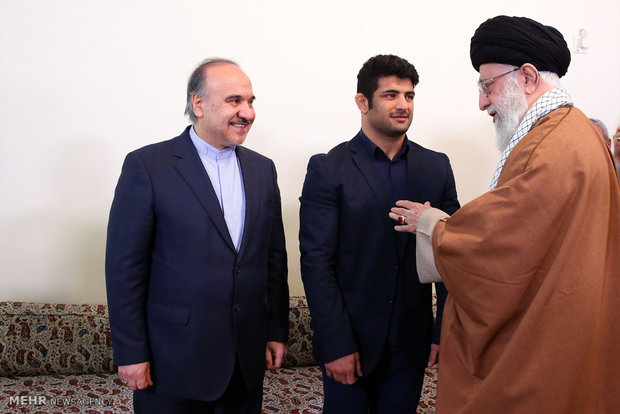 (تصاویر)-دیدار کشتی‌گیر سرافراز علیرضا کریمی با رهبر انقلاب