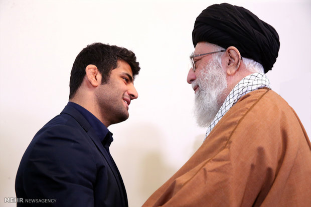 (تصاویر)-دیدار کشتی‌گیر سرافراز علیرضا کریمی با رهبر انقلاب