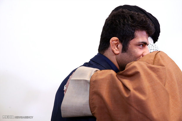 (تصاویر)-دیدار کشتی‌گیر سرافراز علیرضا کریمی با رهبر انقلاب