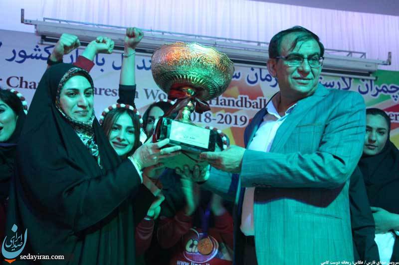 جشن قهرمانی و اهداء جام به تیم هندبال بانوان شهید چمران لارستان