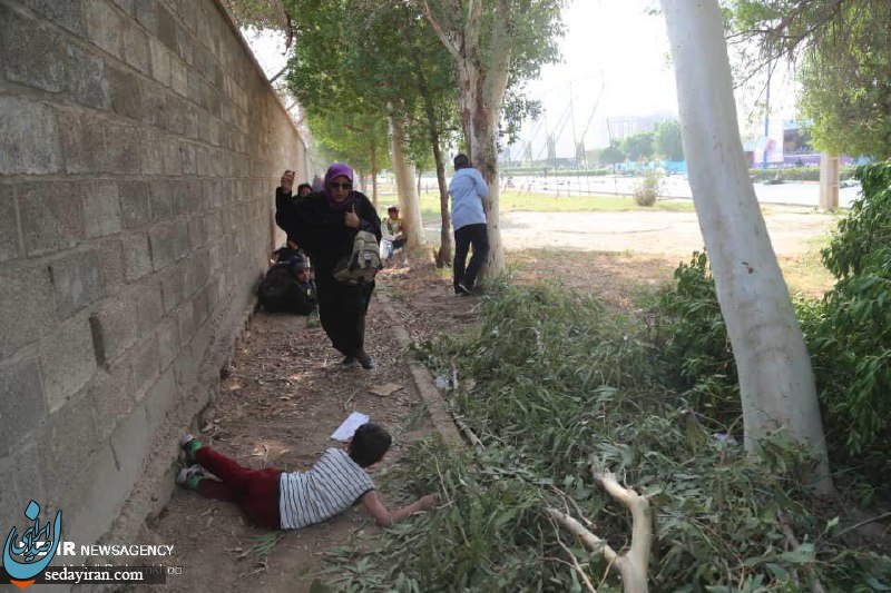 عکسی از تلاش مادر اهوازی برای نجات فرزندش
