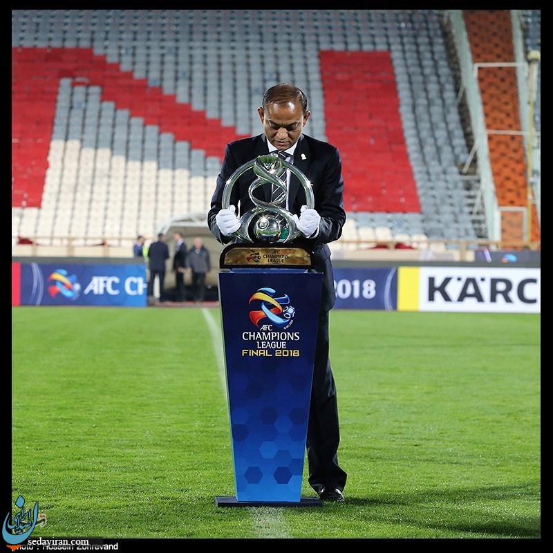 (تصاویر) عکس یادگاری مربیان پرسپولیس و کاشیما آنتلرز با جام قهرمانی