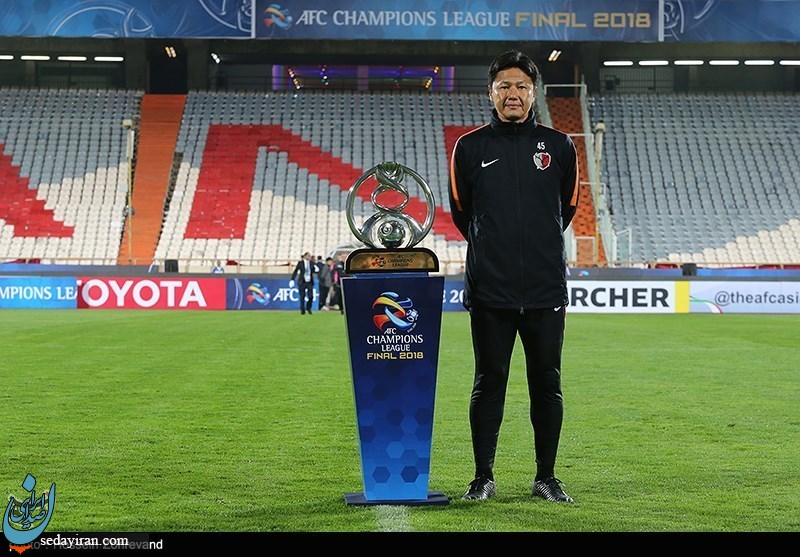 (تصاویر) عکس یادگاری مربیان پرسپولیس و کاشیما آنتلرز با جام قهرمانی