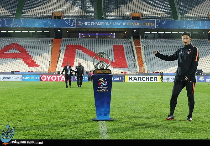 (تصاویر) عکس یادگاری مربیان پرسپولیس و کاشیما آنتلرز با جام قهرمانی