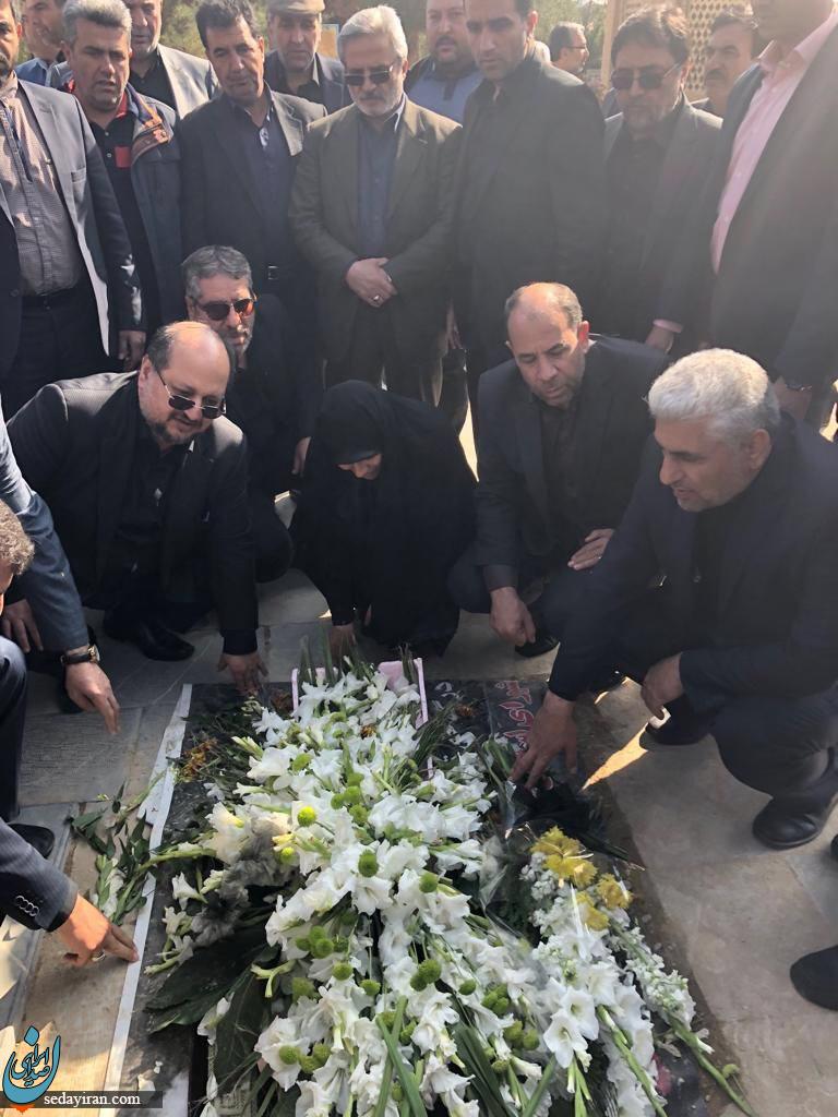 (تصویر) شریعتمداری سر مزار زنده‌یاد تاج الدین
