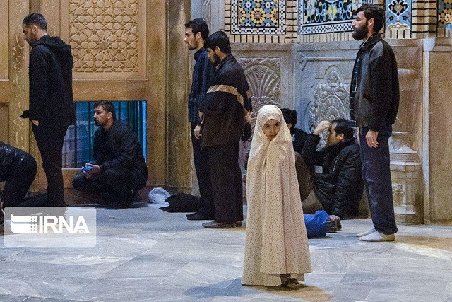 تصاویر تجمع مقابل حرم حضرت معصومه در مخالفت با بسته شدن درب حرم