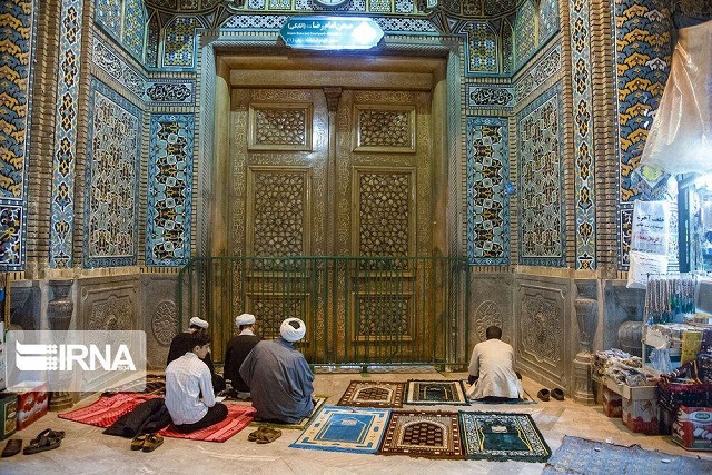تصاویر تجمع مقابل حرم حضرت معصومه در مخالفت با بسته شدن درب حرم