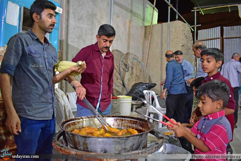 (تصاویر) توزیع غذا در شب جشن نیمه شعبان 