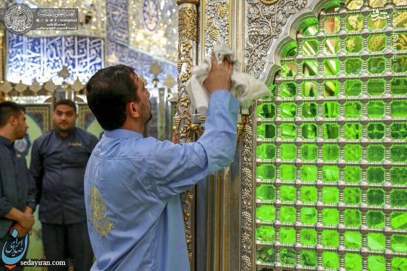 عکس/ غبارروبی ضریح حرم مطهر امام علی(ع)