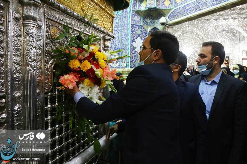 (تصاویر) گل آرایی ضریح مطهر حرم حضرت معصومه (س) (تصاویر) گل آرایی ضریح مطهر حرم حضرت معصومه (س)
