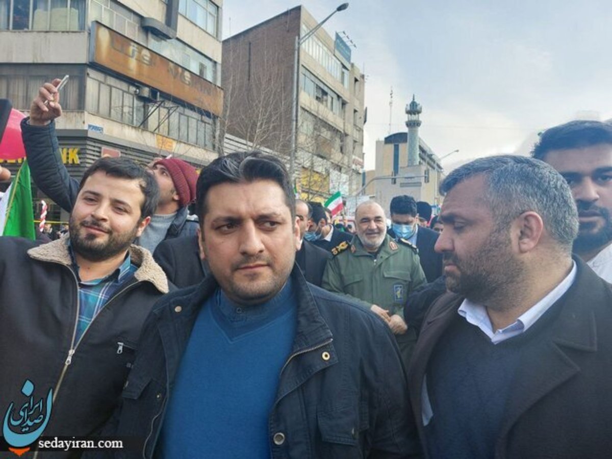 حضور سردار سلامی در جمع راهپیمایان مراسم 22 بهمن عکس