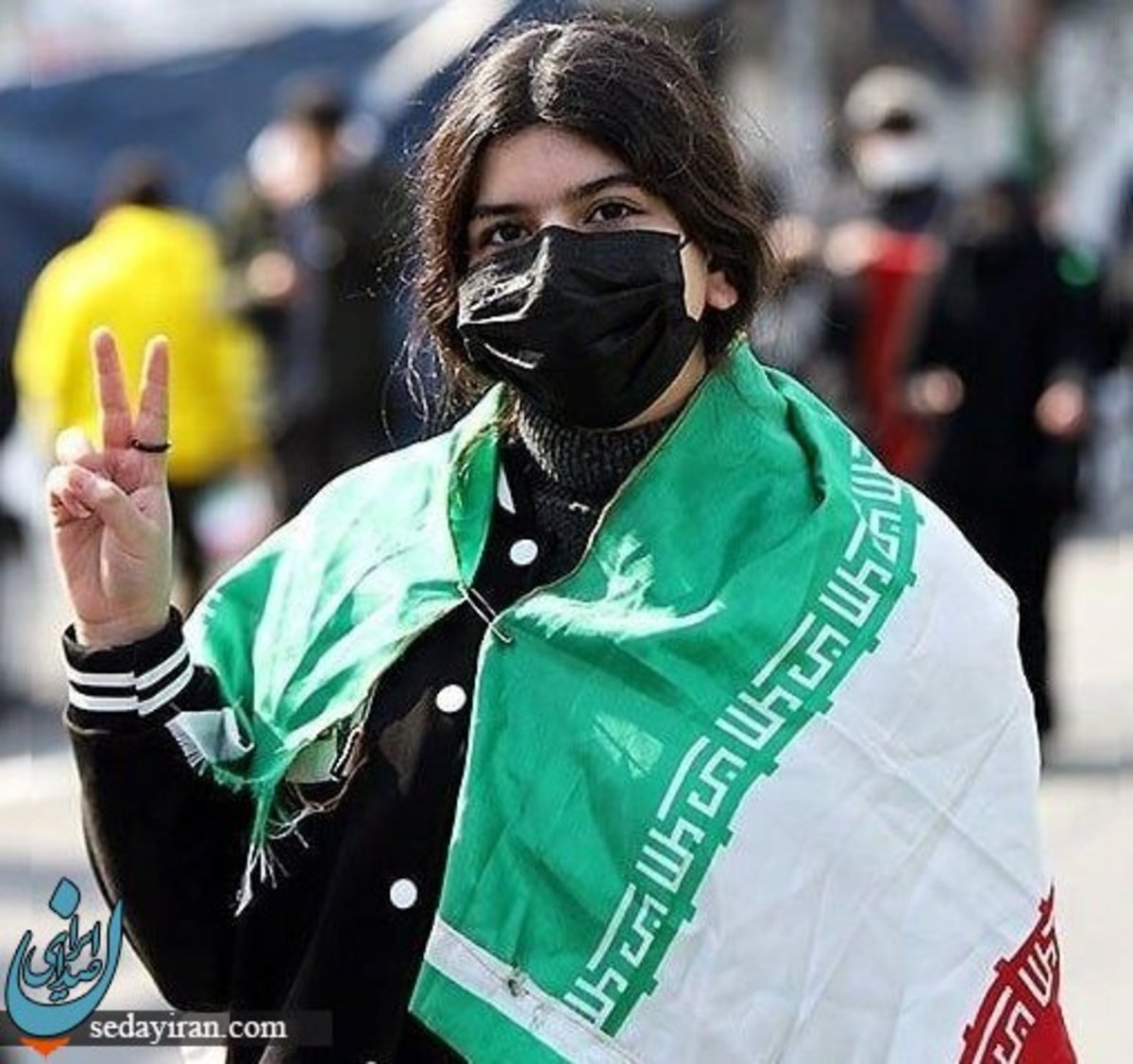 تذکر حجاب به دختر کم‌حجاب در راهپیمایی 22 بهمن عکس