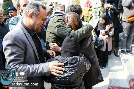 (تصاویر) وداع تلخ خانواده شهرام عبدلی و هنرمندان با پیکر او (تصاویر) وداع تلخ خانواده شهرام عبدلی و هنرمندان با پیکر او