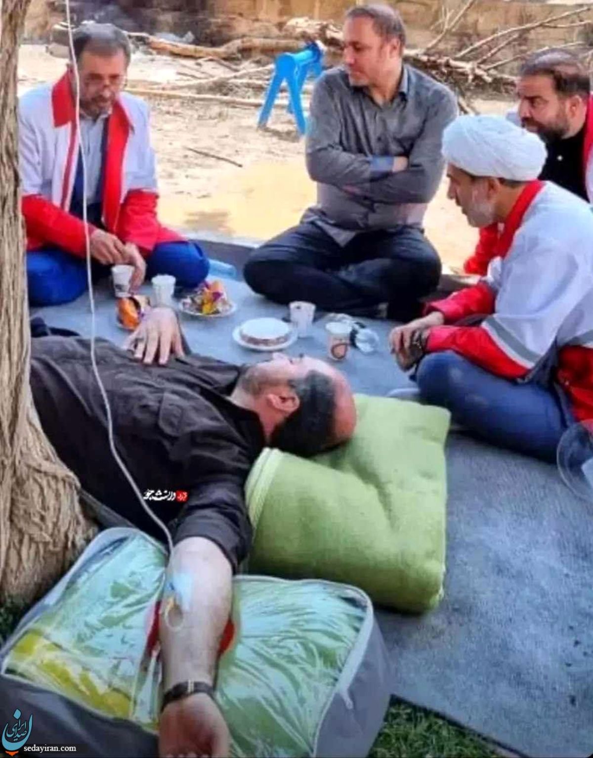 (تصویر) استاندار تهران در مناطق سیلزده زیر سرم رفت!