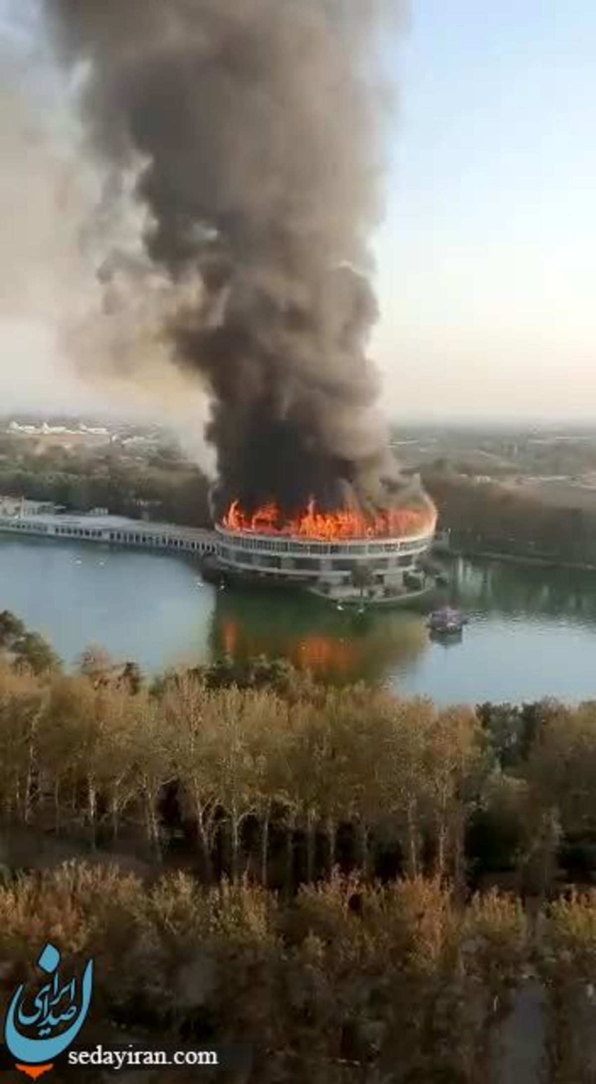 (تصاویر) آتش سوزی مهیب در ساختمان پارک ارم