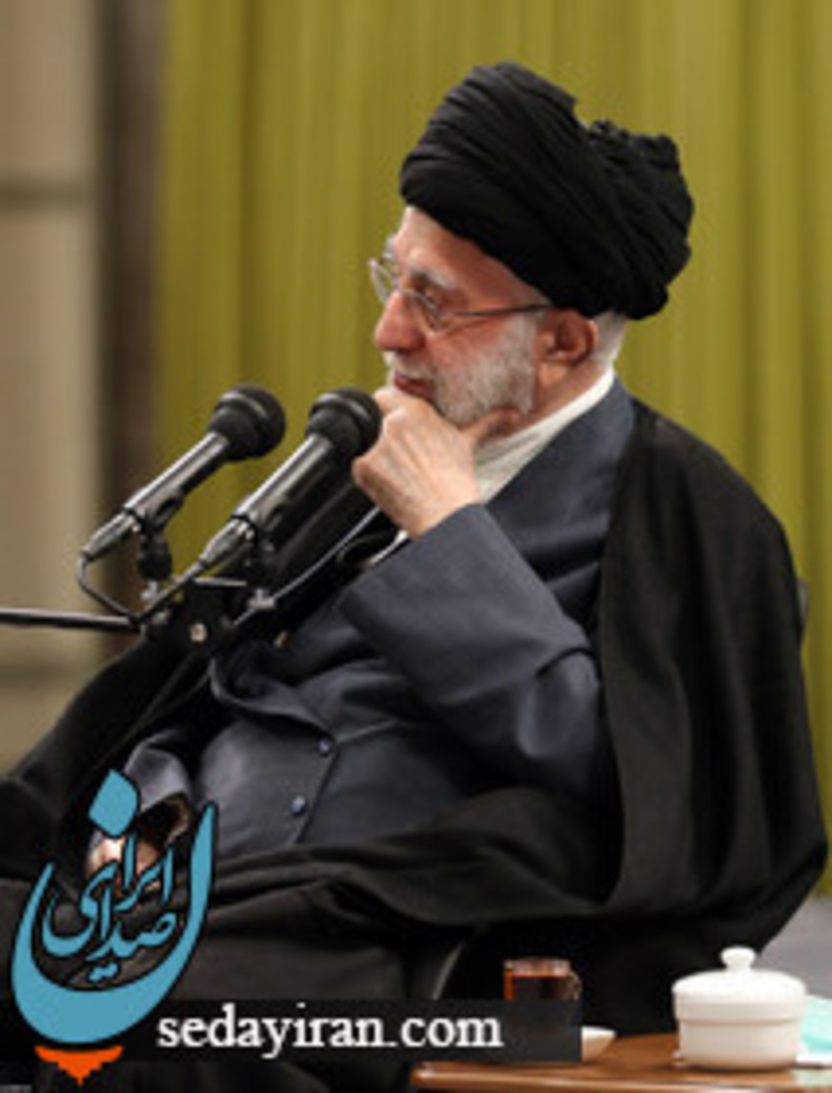 رهبر معظم انقلاب: من حسرت می خورم به اشک ریختن دختران با پوشش مختلف