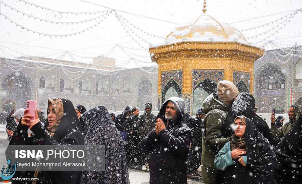 (تصاویر) بارش برف در حرم امام رضا