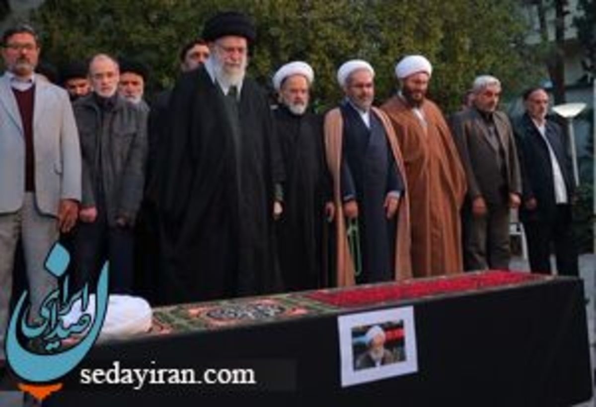 اقامه نماز رهبر انقلاب بر پیکر آیتالله امامی کاشانی+ تصاویر