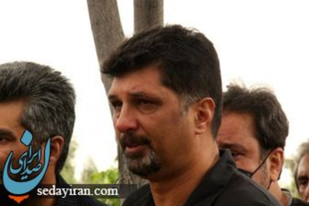 تصویری تلخ از مجتبی حسینی در مراسم خاکسپاری مادرش
