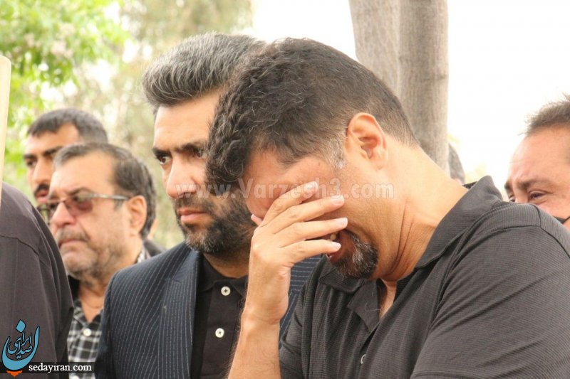 تصویری تلخ از مجتبی حسینی در مراسم خاکسپاری مادرش