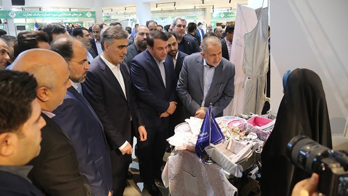 بازدیدفرزین و سرپرست ستاد اجرایی فرمان امام(ره) از غرفه بانک سپه در نمایشگاه «تلاش با برکت»