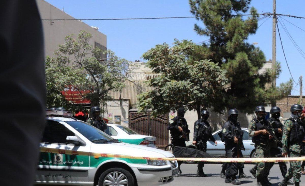 گروگانگیری در پشت بام دادگاه در مشهد / قصد داشت پسرش را به پایین بیندازد گروگانگیری در پشت بام دادگاه در مشهد / قصد داشت پسرش را به پایین بیندازد