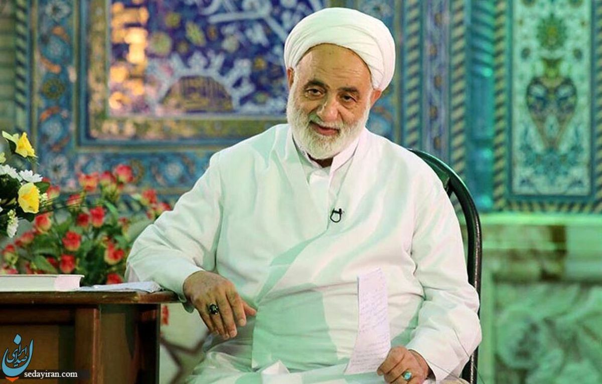 حجت الاسلام قرائتی در حال راه رفتن با واکر عکس