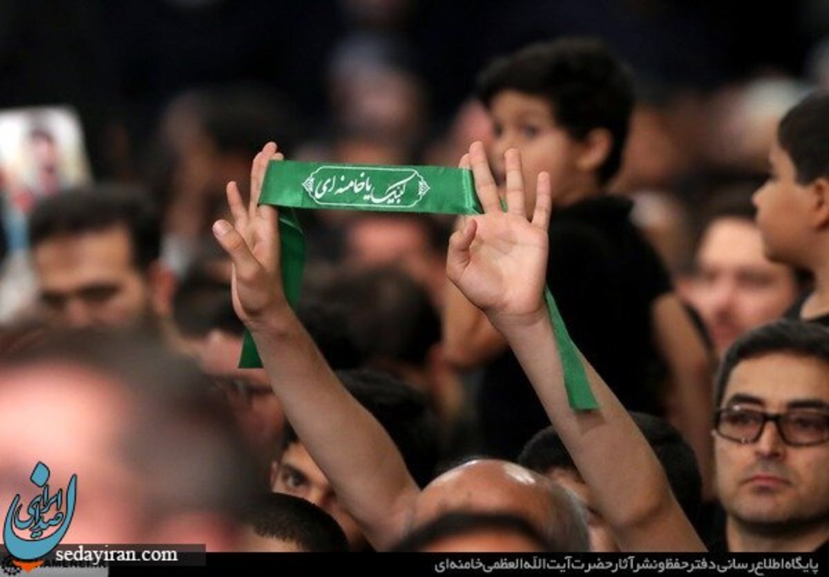 اهدای پیراهن تیم ملی فوتبال نوجوانان به رهبر انقلاب عکس