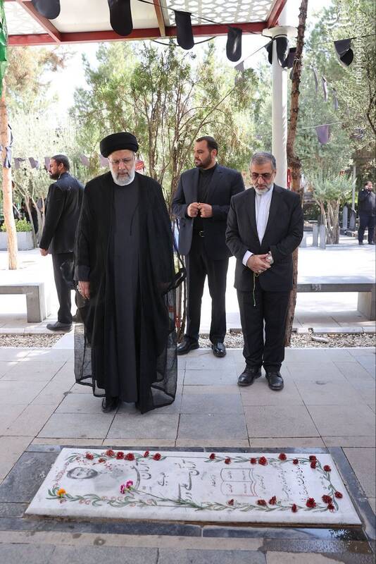 حضور رئیسی بر سر مزار شهید آرمان علیوردی / عکس حضور رئیسی بر سر مزار شهید آرمان علیوردی / عکس