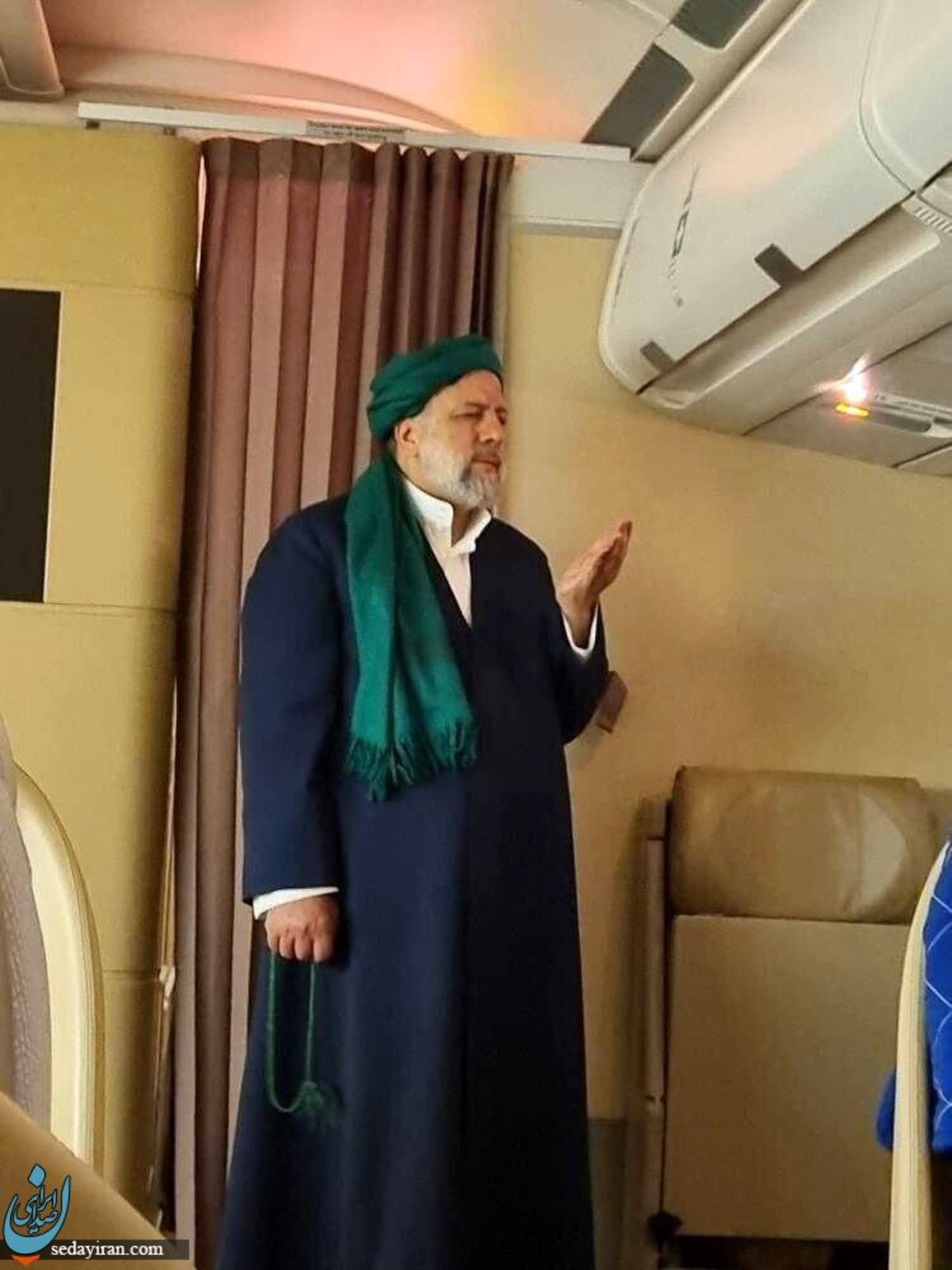 ناراحتی رئیسی از انتشار عکس نماز خواندن در هواپیما بدون هماهنگی بود