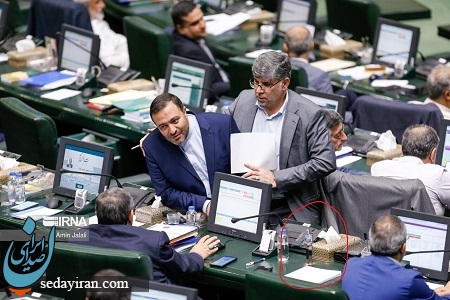 میز کار این نماینده مجلس خبرساز شد / عکس