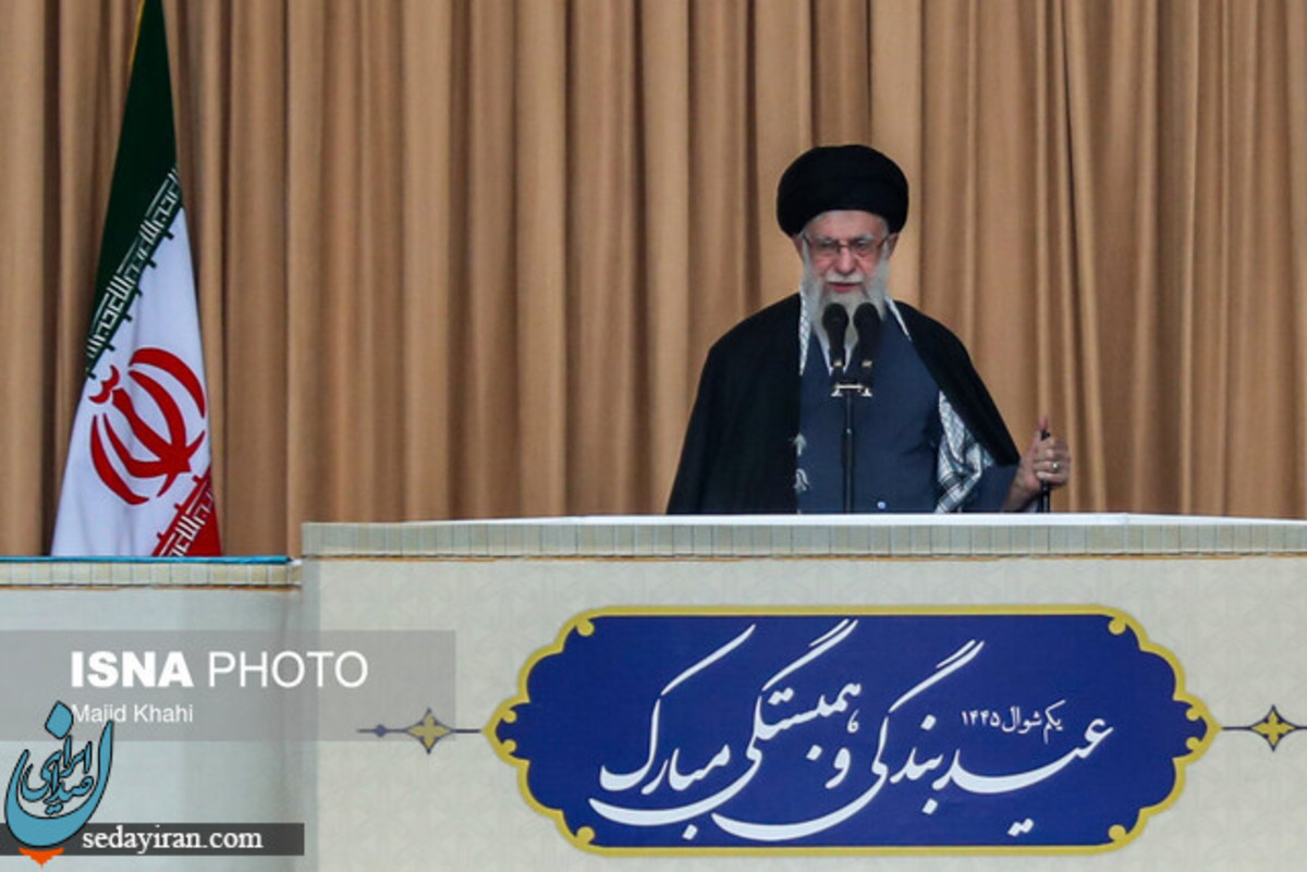 رهبر انقلاب در خطبه‌های نماز عید فطر: رژیم خبیث اشتباه کرد و تنبیه خواهد شد