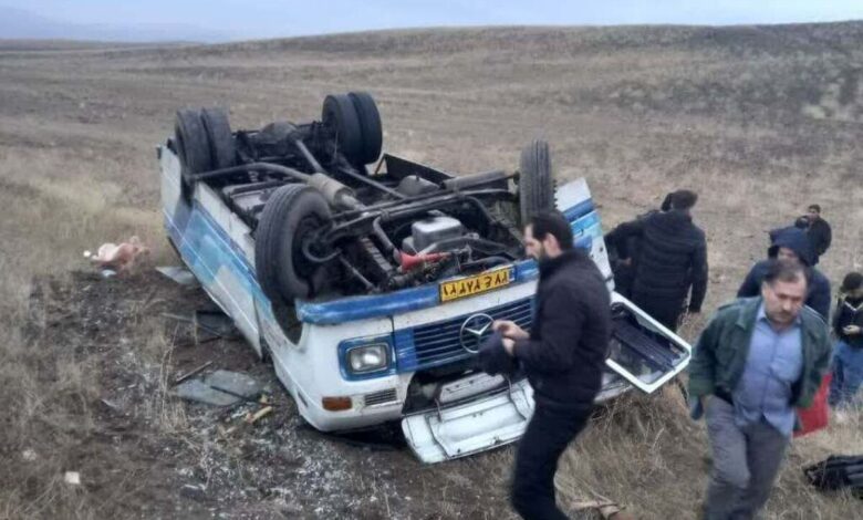 واژگونی مینیبوس حامل کارگران در مسیر اردبیل- مغان