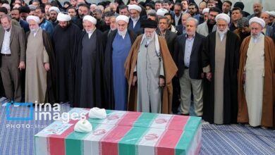 اقامه نماز رهبر معظم انقلاب بر پیکر دو قاضی شهید (+عکس)