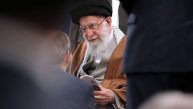 رهبر معظم انقلاب: گسترش شاعران متعهد و انقلابی جوان امیدآفرین است