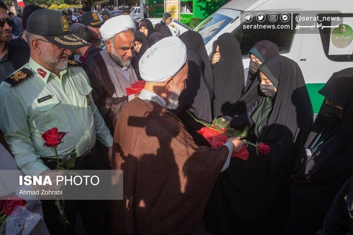 (عکس) تشکر و گل دادن رئیس دفتر رهبری به نیروی انتظامی به دلیل طرح حجاب