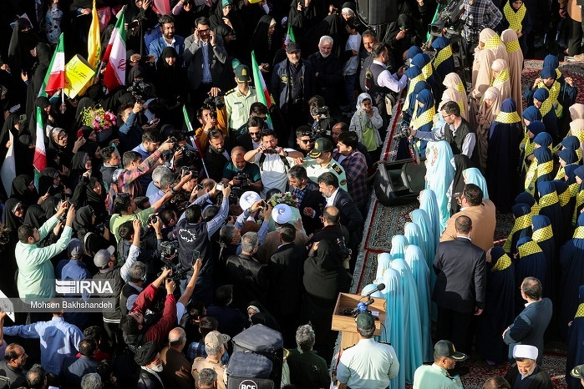 (عکس) تجمع در مشهد در حمایت از گشت حجاب نیروی انتظامی