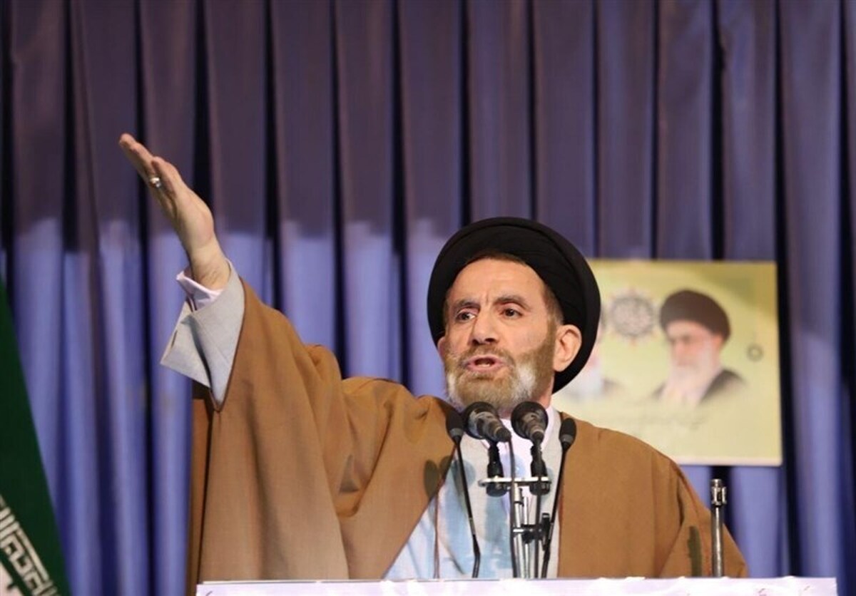 امام جمعه خرم آباد : مانتوی بدون دکمه و پیراهن‌ کوتاه در بازار دیده می‌شود