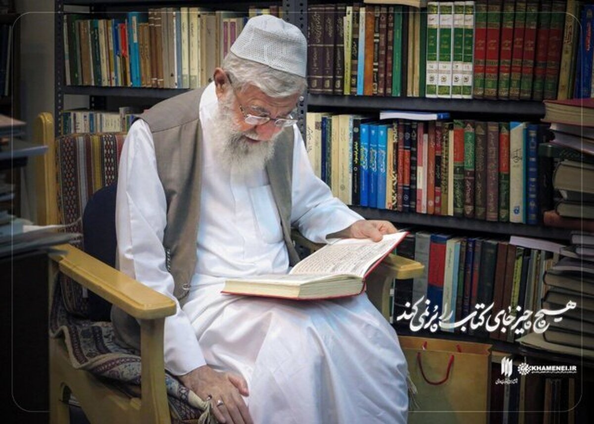 رهبر انقلاب در کتابخانه شخصی خود چه کتاب‌هایی دارند؟ + عکس