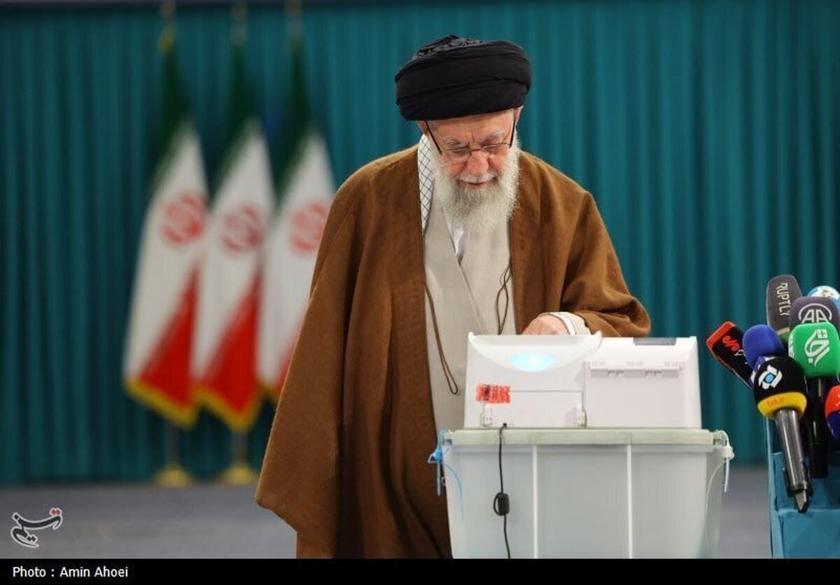 آیت الله خامنه ای پای صندوق رأی الکترونیکی (+عکس)