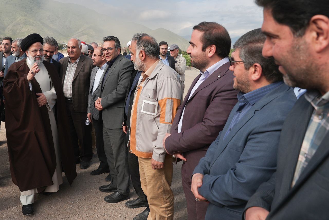 آخرین عکس از رئیسی قبل از سوار شدن به هلی کوپتر